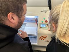 Der bliver masser af kurser hos Makerspace Næstved. Her ses lærere ved lasercutter i forbindelse med kursus.
