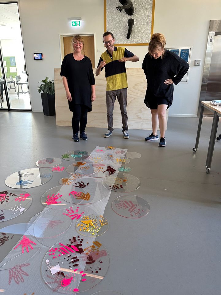 I anledning af åbningen af Makerspace Næstved har Næstved Billedskole og 20 klasser fra hver matrikel på Næstveds folkeskoler sammen skabt et kunstværk til Makerspace Næstved. Kunstværket er designet af kunstnerne Line Langfeldt fra Næstved Billedskole (til venstre) og Christel Witthøfft Cortz (til højre). I midten ses makerkonsulent Martin Krogh Mattuck. Eleverne har givet kunstværkets elementer liv med egne designs produceret på folieskærer. Kunstværket indvies fredag d. 8. september og præsenteres for borgerne lørdag d. 9. september 2023 kl. 12.00.