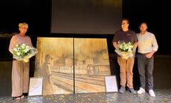 Vinderne af Social Pris Næstved 2023 foran priserne, som var to kunstværker udarbejdet af den lokale kunstner CPM ONE – alias Claus Michael Pedersen fra Næstved Ungdomsskole.