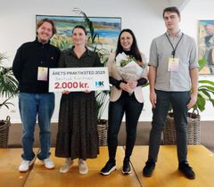 Det var fire af kontoreleverne, der modtog prisen. Fra venstre er det Mikkel Stark Olsen, Natalie Nordahl Hovmøller, Irina Vlasova Jørgensen og Mathias Severin Rasmussen.