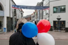 Otte bannere med amerikanske citater og røde, blå og hvide balloner pryder bymidten. Foto: Christian Lindgren / Visit Sydsjælland & Møn.