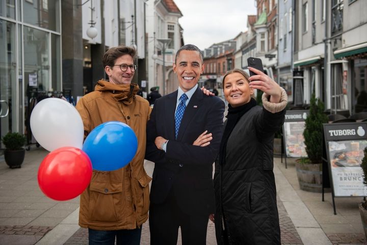 Nicolaj fra Næstved Cityforening og Julie fra Visit Sydsjælland & Møn snupper en selfie med Obama - i hvert fald i form af en papfigur, som kommer til at pryde bymidten i næste uge. Foto: Christian Lindgren / Visit Sydsjælland & Møn.