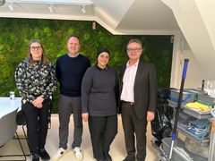 Fra venstre: Camilla Annette Jensen, driftsleder for Intern Service – Rengøring; Morten Reuber Nielsen, chef for Center for Ejendomme og Indkøb; Karima Sedik, regionschef for Kongsvang Cleaning & Facility A/S; Jørgen Hertz, direktør for Kongsvang Cleaning & Facility A/S