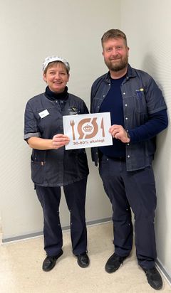 Næstved Madservice har fået Det Danske Spisemærke i bronze. Her står souschef og produktionsansvarlig, Lene Drejer Olsen, og chef for Næstved Madservice, Jakob Buch, med mærket.