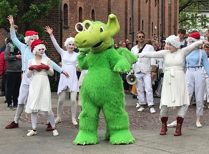 7100 pladser til børnekulturfestivalen er for længst booket af pædagoger og lærere. Næssi og Avantgarden går optog i Næstveds gader til Familielørdagen.