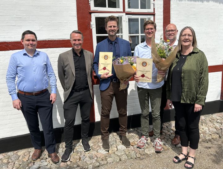 Legatmodtagerne sammen med medlemmer af bestyrelsen for Diskontobankens Jubilæumslegat. Fra venstre: Byrådsmedlem Marc Hvenegaard (C), borgmester Carsten Rasmussen (A), direktør for Næstved Erhverv, Rasmus Holst-Sørensen, citychef i Næstved, Nicolaj Lund Jensen, områdedirektør i Sydbank, Kasper Bæk og byrådsmedlem Hanne Sørensen (A).