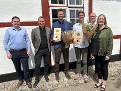 Legatmodtagerne sammen med medlemmer af bestyrelsen for Diskontobankens Jubilæumslegat. Fra venstre: Byrådsmedlem Marc Hvenegaard (C), borgmester Carsten Rasmussen (A), direktør for Næstved Erhverv, Rasmus Holst-Sørensen, citychef i Næstved, Nicolaj Lund Jensen, områdedirektør i Sydbank, Kasper Bæk og byrådsmedlem Hanne Sørensen (A).