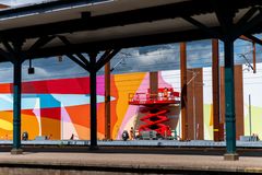 Oplev værket med egne øjne fra gangbroen over Næstved Station eller fra én af perronerne.