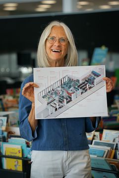 Biblioteks- og Borgerservicechef Karen Delfs glæder sig til, at tegningerne over det nye børnebibliotek bliver til virkelighed.