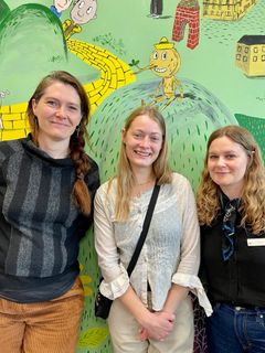 De tre børnekulturformidlerne Sanne Mejse Ystrøm, Anne Hauge Madsen og Sille Gisselmann Andersen glæder sig til åbning af det nye børnebibliotek: - Vi har skabt et sted med plads til fordybelse og leg – for både de helt små og de store, siger Anne. - Jeg håber især, at endnu flere barslende forældre får lyst til at komme og læse med deres babyer, siger Sanne. - Og så er det fantastisk, at børnene selv har været med til at præge indretningen, tilføjer Sille.