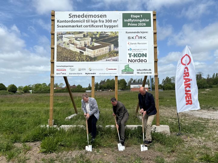 Første spadestik på kontordomicil i Stenlængeområdet i maj med (fra venstre) Frederik Hansen, direktør og medejer af FLY EJENDOMME,  borgmester Carsten Rasmussen og Henrik Bastrup Skaarup, direktør i Gråkjær A/S.