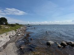 Billedet her er taget længere vestpå med kig ind mod Karrebæksminde. Det er ud for kysten her, der er sket overløb med kloakvand fra Vesterhave Gl. Renseanlæg.
