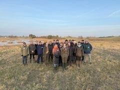 Medlemmerne i Den Lokale Trepart for Smålandsfarvandet mødtes første gang i februar 2025. Her er fællesfoto af mødedeltagerne taget på opstartsmødet ved Syvhøje vådområde.