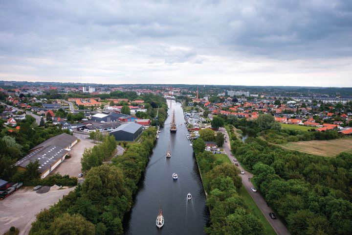 Den nye havnebydel skal forene moderne, bæredygtigt byggeri med Næstveds industrielle kulturarv og historie, så der bygges bro mellem fortid og fremtid.