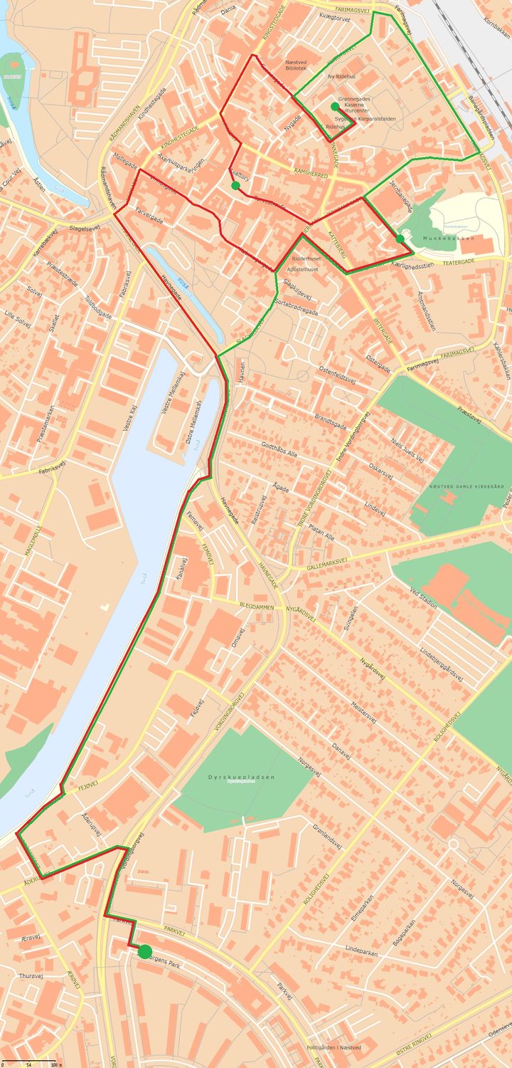 Kort%20over%20en%20by%20med%20to%20ruter.%20R%F8d%20rute%20til%20hestene%20med%20stop%20ved%20gr%F8nne%20prikker%2C%20og%20gr%F8n%20rute%20til%20k%F8ret%F8jer.