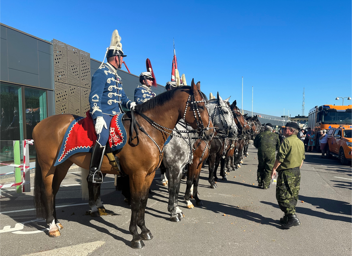 Ryttere fra Hesteskadronen iført traditionelle uniformer sidder på heste.