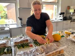 Lone Lademann kalder sig madmor. Hun skal stå for at lave formiddagsmad, frokost og eftermiddagsmad til børnene i daginstitutionen Humlehaven i Karrebæk.