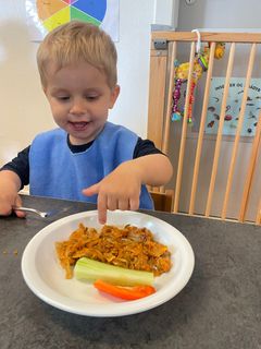 I Manøhytten i Næstved har opvarmningen til madordningen blandt andet bestået i lasagne med grøntsagsstænger til.