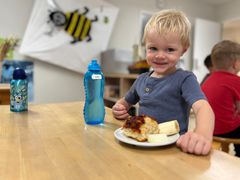 Eske på 3 år har været henne ved eftermiddagsfadet og udvalgt sig en fuldkornsbolle med tomat og hvidløg, et stykke honningmelon og banan.