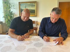 Carsten G. Sørensen, administrerende direktør for VUC Storstrøm og Carsten Rasmussen, borgmester i Næstved Kommune underskriver samarbejdsaftalen