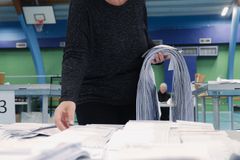 Foto af stemmesedler under optælling på valgsted.