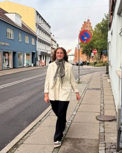 Foto af Zenja Leander Ipsen, som går hen ad fortorvet på en gade i Næstved.