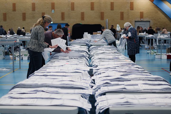 Foto%20viser%20opt%E6lling%20i%20gang%20p%E5%20et%20valgsted%20i%20N%E6stved%20Kommune%20efter%20valget%20i%202021.
