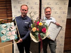 Fabrikschef Mads Nielsen og chef for kundesupport Per Nielsen fra Nimatic ApS modtog kunstværk, blomster og diplom på vegne af virksomheden.