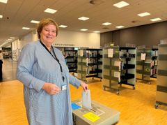 Foto af Næstved Kommunes valgansvarlige Gitte Nonbo, som afleverer sin brevstemme, da Borgerservice åbnede for brevstemmer den 7. oktober.