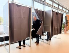 Fuldt hus i stemmeboksene hos Borgerservice på Næstved Bibliotek. En halv time efter åbning er de første brevstemmer afleveret.