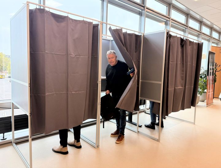 Fuldt hus i stemmeboksene hos Borgerservice på Næstved Bibliotek. En halv time efter åbning er de første brevstemmer afleveret.