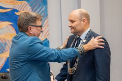 Kenneth Sørensen (V) får overrakt borgmesterkæden fra byrådets længst siddende medlem Per Sørensen (A).