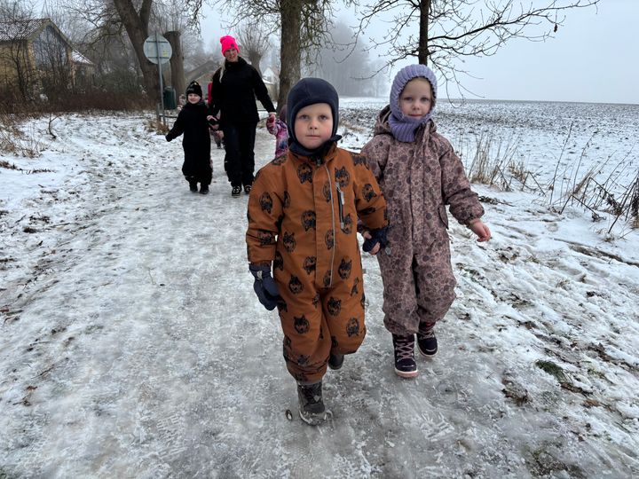 Ovaldus og Iben fra Børnehuset Mælkebøtten gik 4,8 kilometer i Fensmark, hvilket svarer til 96 kroner per barn til Danmarks Indsamling. Foto: Næstved Kommune