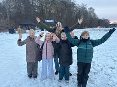 Smilene var store hos (fra venstre) Sally Alis Beck, Mynthe Emilie Oppermann Kjer, Conrad Gundelach Therkildsen, Emil Halling med klasselærer Frederikke Windeballe Schneider Andersen fra 4.B på Lille Næstved Skole Afd. Digtervej forud for gåturen på 5,1 kilometer i Herlufsholmskoven. Foto: Næstved Kommune