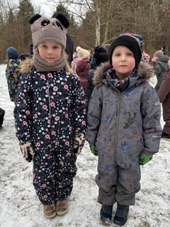 Josefine Lykkegaard Petersen og Carl Juul Ambæk fra 0.U. fra Fladsåskolen, afdeling Korskilde, deltog i gåturen i Folkeskoven i Tappernøje. De gik ruten på cirka 1 kilometer hele to gange. Foto: Næstved Kommune