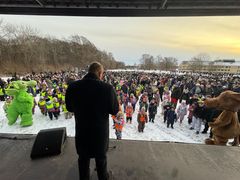 Borgmester Kenneth Sørensen sendte mere end 3.000 børn og unge godt afsted på gåturen i Næstved by. Foto: Næstved Kommune