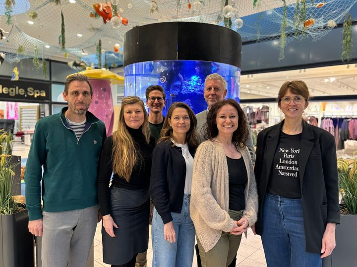 Partnerne bag NæverGreen glæder sig til at skyde det fælles initiativ i gang ved kickoff den 24. februar 2026. Fra venstre ses centerchef Daniel Juul Simonsen fra Sct. Jørgens Park, centerchef Alida Christiansen fra Næstved Storcenter, citychef Nicolaj Lund Jensen fra Næstved Cityforening, Rebecca Dalhoff og Ditte Nystrand fra Næstved Kommunes Virksomhedsservice, samt Michael T. Elgaard og Signe Munch-Pedersen fra Ressource City i Næstved Kommune. Foto: Ressource City