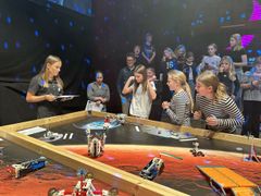 Elever har sendt en robot ud for at udløse en raket, som helst skal suse over bordet og udløse solpanelerne (midt i billedet). Fotoet er fra Lego Space Challenge 2025 i Næstved