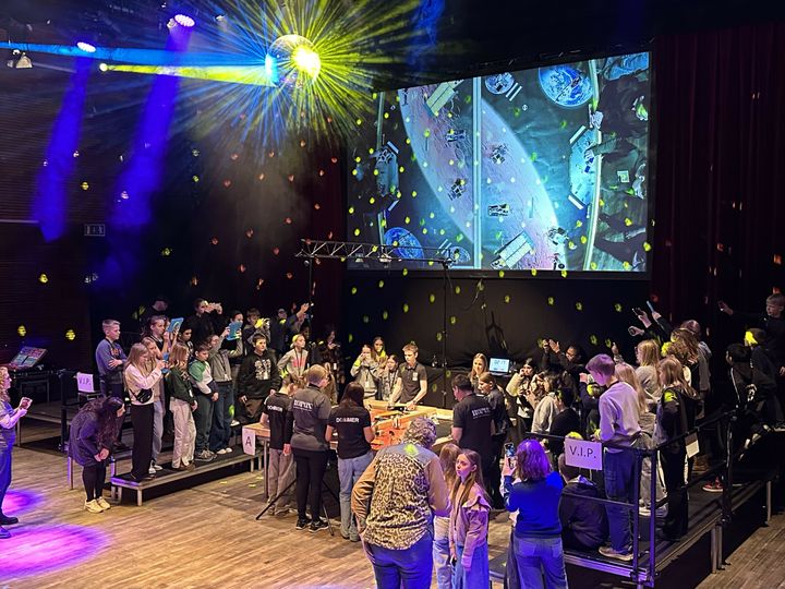 Elever er samlet om igangsætningen af dagens første robotmission ved Lego Space Challenge 2025 i Ny Ridehus i Næstved