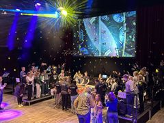 Elever er samlet om igangsætningen af dagens første robotmission ved Lego Space Challenge 2025 i Ny Ridehus i Næstved