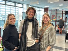Tre kvinder smiler i det nye børnebibliotek på Næstved Bibliotek.