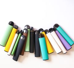 Puffbars, vapes og nikotinposer fylder mere i unges hverdag end mange forældre måske lige tror.