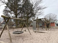 Gyngestativet og klatrestativet her ved Rønnebæk Skole står foran en udskiftning i 2026. Økonomiudvalget har sat 6 millioner kroner af til forbedring af legepladser ved institutioner, dagtilbud og skoler i år.