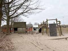 Klatrestativet her ved Rønnebæk Skole vil blive skiftet ud i løbet af i år. 53 andre institutioner, skoler og dagtilbud i kommunen vil også få udskiftet eller repareret dele af deres legepladser i løbet af 2026.
