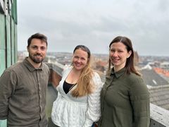 De tre Brobyggere Simon Svensson, Kicki Bech Hesselberg og Betina Tue Rasmussen hjælper seniorer med at finde fællesskaber, der passer til netop deres interesser, hvad enten det er bordtennis, broderi, banko eller noget helt fjerde. De støtter også ældre borgere, der ønsker at være noget for andre – måske som frivillig, og de er klar til at hjælpe nye idéer godt fra start.