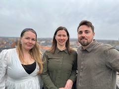 Savner du, eller en ældre borger du kender, et fællesskab med andre, så vil en af Brobyggerne meget gerne komme forbi til en snak. Fra venstre: Kicki Bech Hesselberg, Betina Tue Rasmussen og Simon Svensson.