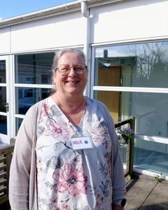 Helle Sønderup Nielsen, social- og sundhedsassistent og vejleder på plejehjemmet Birkevang i Herlufmagle, har haft flere af DigiTech-eleverne i praktik. ”Vi kan godt mærke, at uddannelsen giver de studerende mulighed for at tænke pleje og sundhed på helt nye måder. Eleverne har virkelig gå-på-mod, vi ser en anden drivkraft hos dem, og de er selvstændige og opsøgende på at finde nye løsninger til gavn for borgerne,” siger hun.