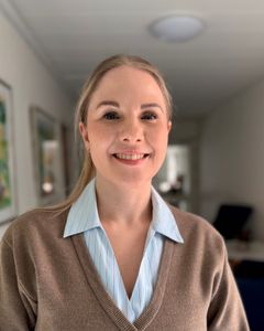 Teamleder i Center for Sundhed og Ældre, distrikt NordVest, Annbrit Juul, er begejstret for de nye specialiserede social- og sundhedsassistenter. ”Det har været genialt at have en DigiTech-elev, som kan videreformidle de teknologiske løsninger, så vi kan give borgerne den bedst mulige livskvalitet,” siger hun.