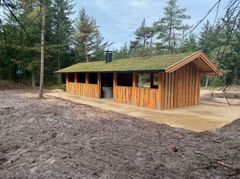 Et madpakkehus som dette står på ønskelisten til det nye natur- og skovområde Vridsløse Nord. Eksemplet er fra Guldborgsund Kommune, hvor leverandøren Dalgas har rejst et madpakkehus med finansiering fra Region Sjælland og Klimaskovfonden.