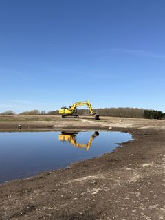 Siden januar har Team Vand og Natur i Næstved Kommune – bistået af en stor gravemaskine – været i gang i området for at genskabe naturen og det landskab, der har været engang.
